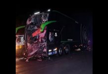 Sobe para 3 o total de mortes de acidente com ônibus da Garcia e carreta, na Castello Branco Sobe para 3 o total de mortes de acidente com ônibus da Garcia e carreta, na Castello Branco