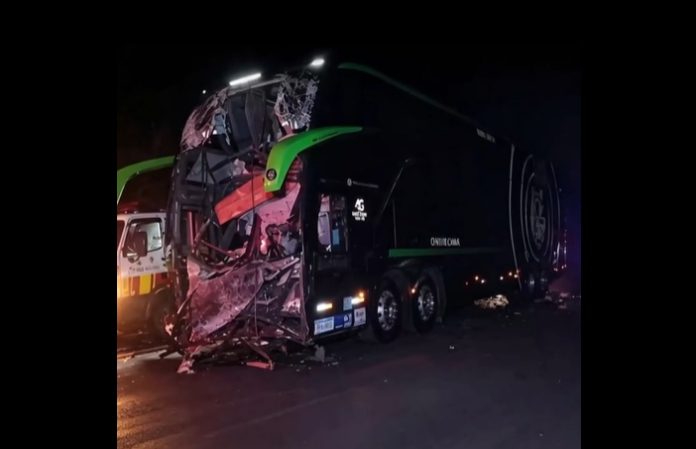 Sobe para 3 o total de mortes de acidente com ônibus da Garcia e carreta, na Castello Branco