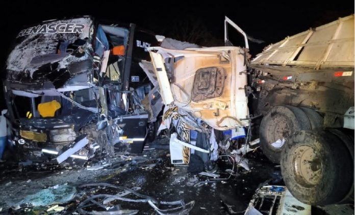 Acidente entre ônibus e carreta deixa dois motoristas mortos e 10 feridos na MG-050, em Piumhi