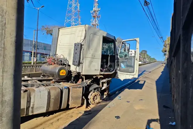 Caminhoneiro provoca acidente com ônibus na BR-040/MG, foge e parado à bala pela PMMG