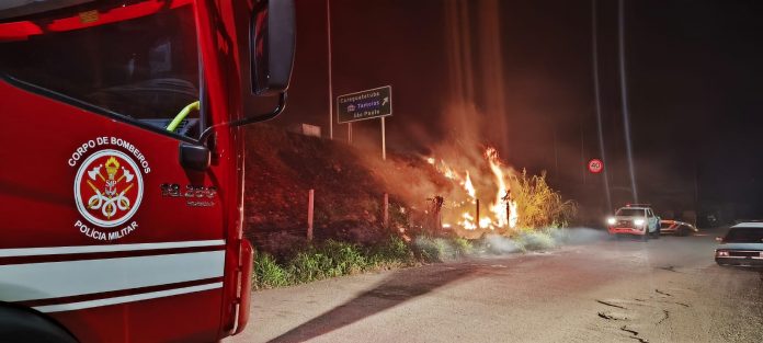 Usuários da Rodovia dos Tamoios devem ficar atentos às queimadas às margens da estrada Usuários da Rodovia dos Tamoios devem ficar atentos às queimadas às margens da estrada