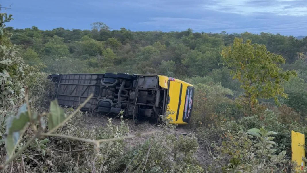 Acidente com ônibus de romeiros na CE-456 deixa 2 mortos e ao menos 21 feridos, em Canindé Acidente com ônibus de romeiros na CE-456 deixa 2 mortos e ao menos 21 feridos, em Canindé