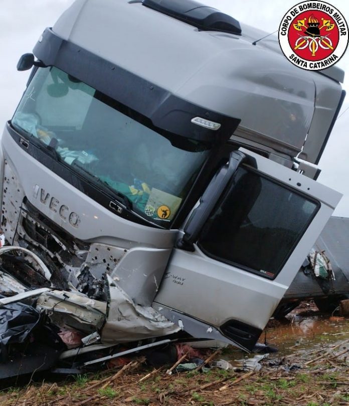 Colisão frontal entre carro e carreta mata cinco pessoas na BR-470/SC, em Campos Novos