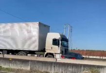 Carreta arrasta carro por vários metros na Via Dutra, em São José dos Campos (SP)
