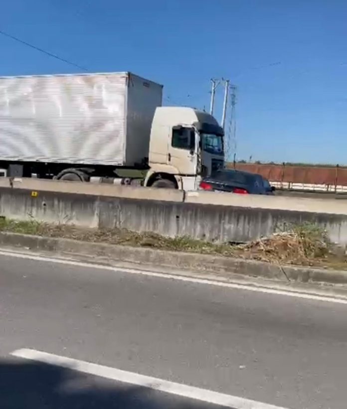 Carreta arrasta carro por vários metros na Via Dutra, em São José dos Campos (SP) Carreta arrasta carro por vários metros na Via Dutra, em São José dos Campos (SP)