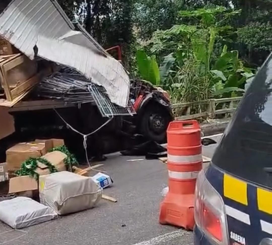 Engavetamento na Serra das Araras com caminhão e carreta deixa ferido, em Piraí (RJ)