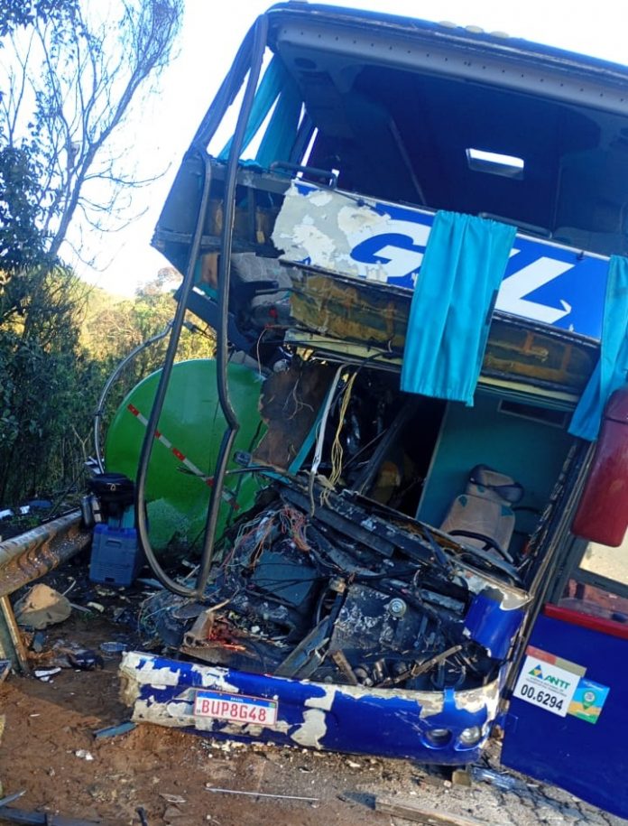Sobe para 3 o número de mortes em acidente com ônibus na BR-267/MG
