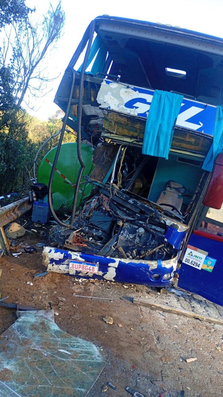 Acidente na BR-267/MG, entre ônibus e caminhão, deixa duas mulheres mortas