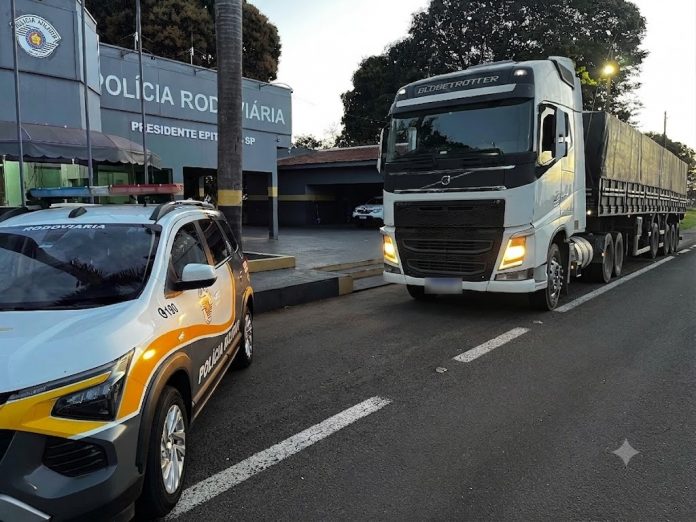 Carreta Volvo roubada no PR é recuperada na Raposo Tavares, e caminhoneiro é preso Carreta Volvo roubada no PR é recuperada na Raposo Tavares, e caminhoneiro é preso