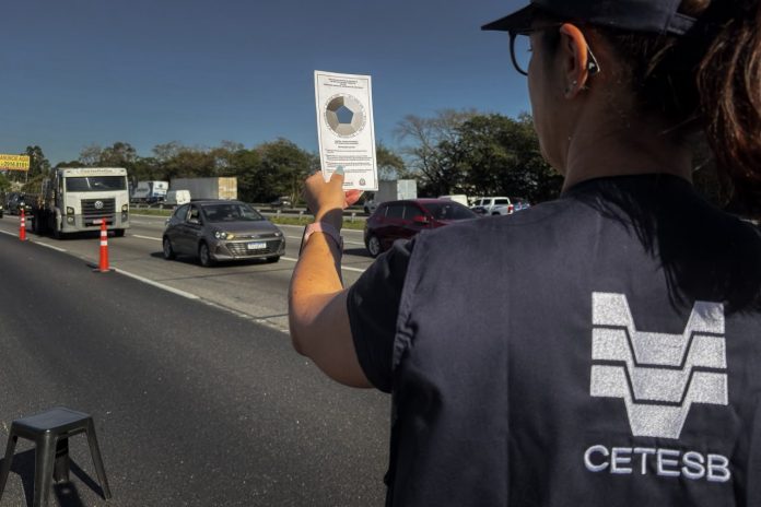 Megaoperação da Cetesb fiscaliza mais de 37 mil veículos em rodovias em São Paulo Megaoperação da Cetesb fiscaliza mais de 37 mil veículos em rodovias em São Paulo