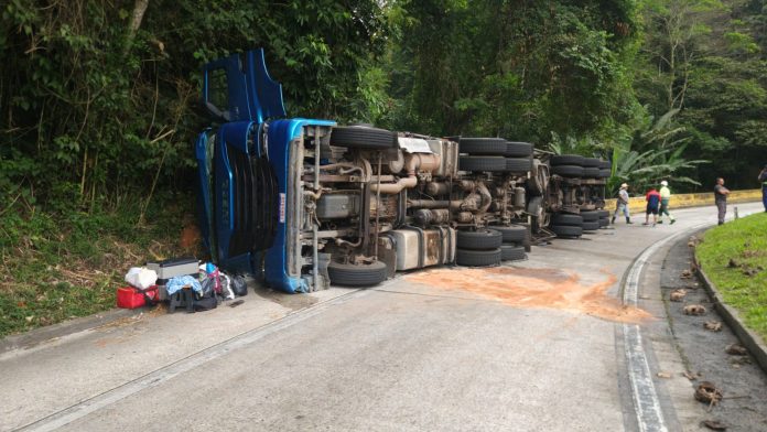 VÍDEO: Carreta tomba na BR-116/RJ e interdita a descida na Serra de Guapimirim, na manhã desta sexta-feira (24).