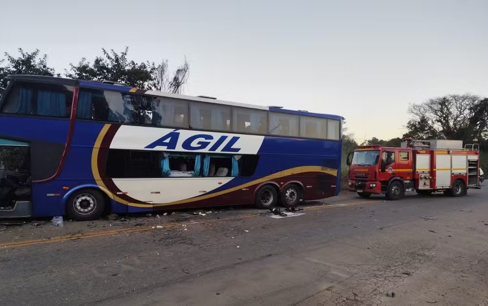 Acidente na BR-267/MG, entre ônibus e caminhão, deixa duas mulheres mortas