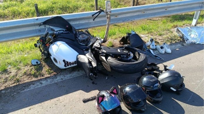 Motoqueiro e garupa morrem em acidente envolvendo duas motocicletas na BR-101/SC, em Içara Motoqueiro e garupa morrem em acidente envolvendo duas motocicletas na BR-101/SC, em Içara