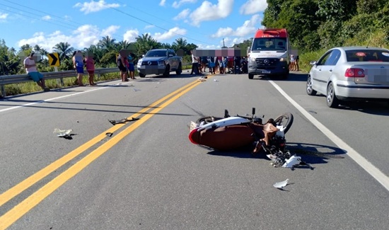 Moto colide frontalmente com camionete e motoqueira morre na SE-100, em Indiaroba Moto colide frontalmente com camionete e motoqueira morre na SE-100, em Indiaroba