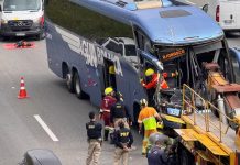Acidente, entre ônibus e carreta, na Via Dutra provoca lentidão na região de Arujá (SP) Acidente, entre ônibus e carreta, na Via Dutra provoca lentidão na região de Arujá (SP)