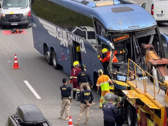 Acidente, entre ônibus e carreta, na Via Dutra provoca lentidão na região de Arujá (SP) Acidente, entre ônibus e carreta, na Via Dutra provoca lentidão na região de Arujá (SP)