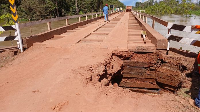BR-230/AM tem restrição de tráfego na ponte sobre o Rio dos Peixes BR-230/AM tem restrição de tráfego na ponte sobre o Rio dos Peixes