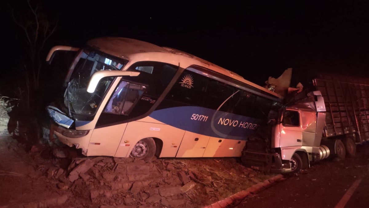 Ônibus da Novo Horizonte com 23 multas se envolve em acidente na BR-135/MG com 2 mortes