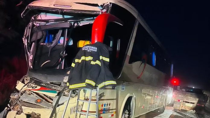 Acidente com ônibus na MG-410 deixa ao menos 19 feridos, em Lagoa Grande