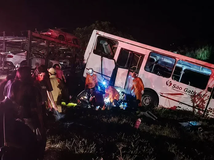 Acidente na BR-163/MS, entre cegonha e ônibus, deixa 26 feridos, em São Gabriel do Oeste