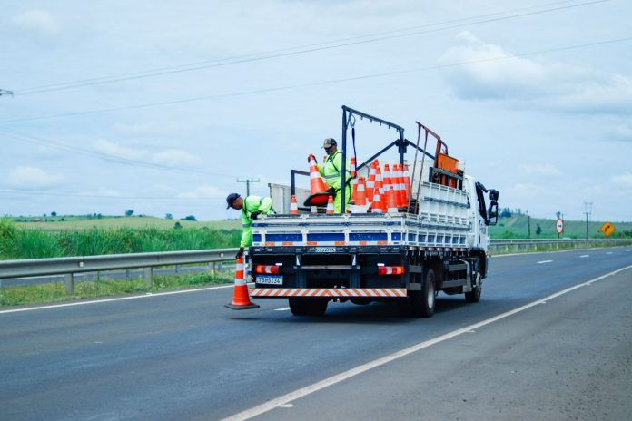 EPR Paraná realiza serviços de pavimentação nas rodovias do Noroeste do Estado, nesta sexta (10) EPR Paraná realiza serviços de pavimentação nas rodovias do Noroeste do Estado, nesta sexta (10)