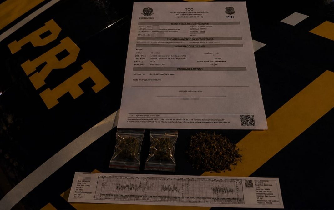 Caminhoneiro é flagrado dirigindo na BR-262/MG fora do horário, com maconha e em excesso de jornada Caminhoneiro é flagrado dirigindo na BR-262/MG fora do horário, com maconha e em excesso de jornada