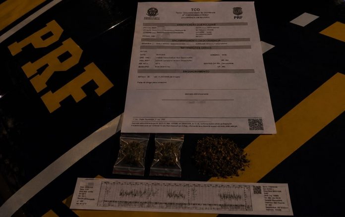 Caminhoneiro é flagrado dirigindo na BR-262/MG fora do horário, com maconha e em excesso de jornada
