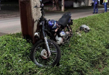Motoqueiro e garupa morrem em choque contra poste na BR-163/SC, em São Miguel do Oeste Motoqueiro e garupa morrem em choque contra poste na BR-163/SC, em São Miguel do Oeste