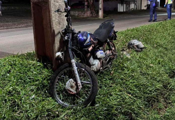 Motoqueiro e garupa morrem em choque contra poste na BR-163/SC, em São Miguel do Oeste