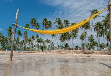 Praia do Ipioca, em Maceió (AL), atrai turistas que preferem curtir sossego e mar verde-esmeralda