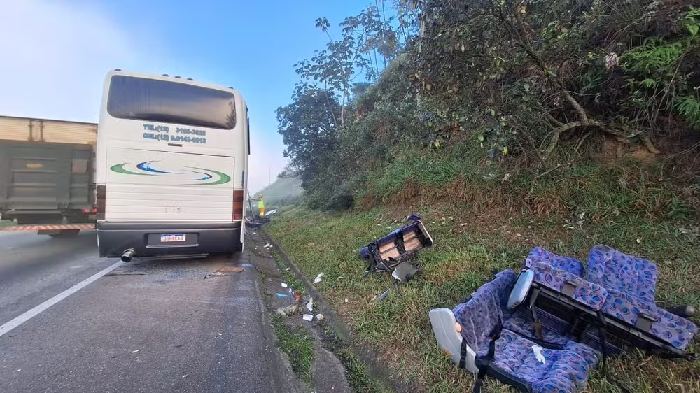 Motorista de ônibus morre em acidente contra carreta na Via Dutra, em Santa Isabel (SP)