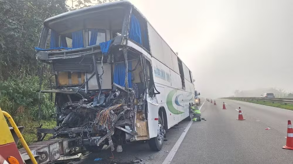 Motorista de ônibus morre em acidente contra carreta na Via Dutra, em Santa Isabel (SP) Motorista de ônibus morre em acidente contra carreta na Via Dutra, em Santa Isabel (SP)