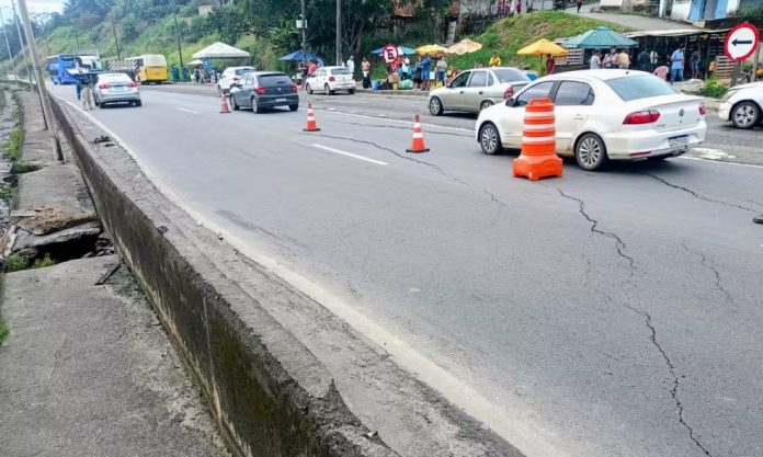 Trecho da BR-324/BA é interditado após afundamento de pista, em Simões Filho Trecho da BR-324/BA é interditado após afundamento de pista, em Simões Filho