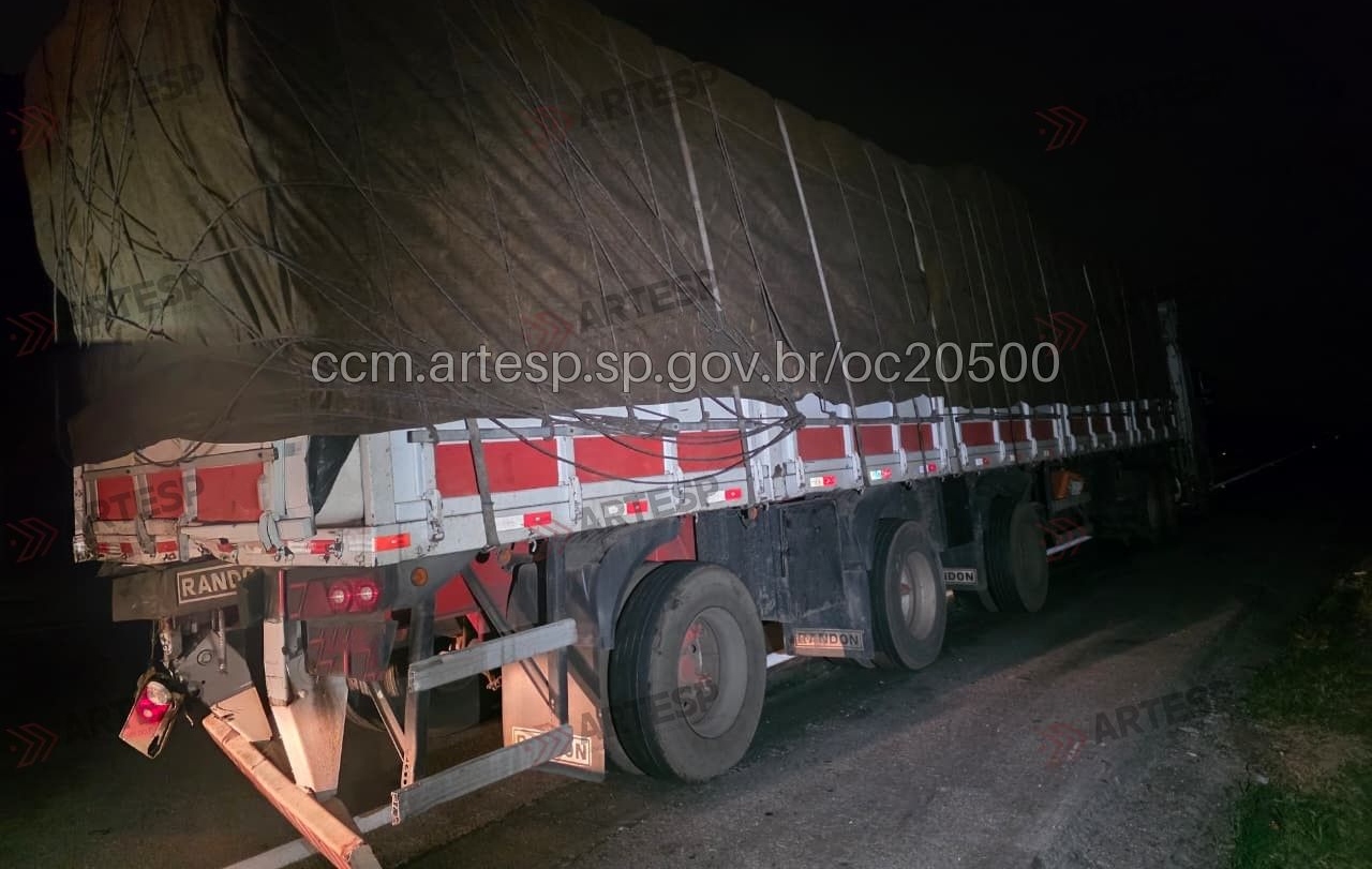 Bitrem colide em carreta e depois choca contra talude no Rodoanel, deixando o condutor ferido, em SP