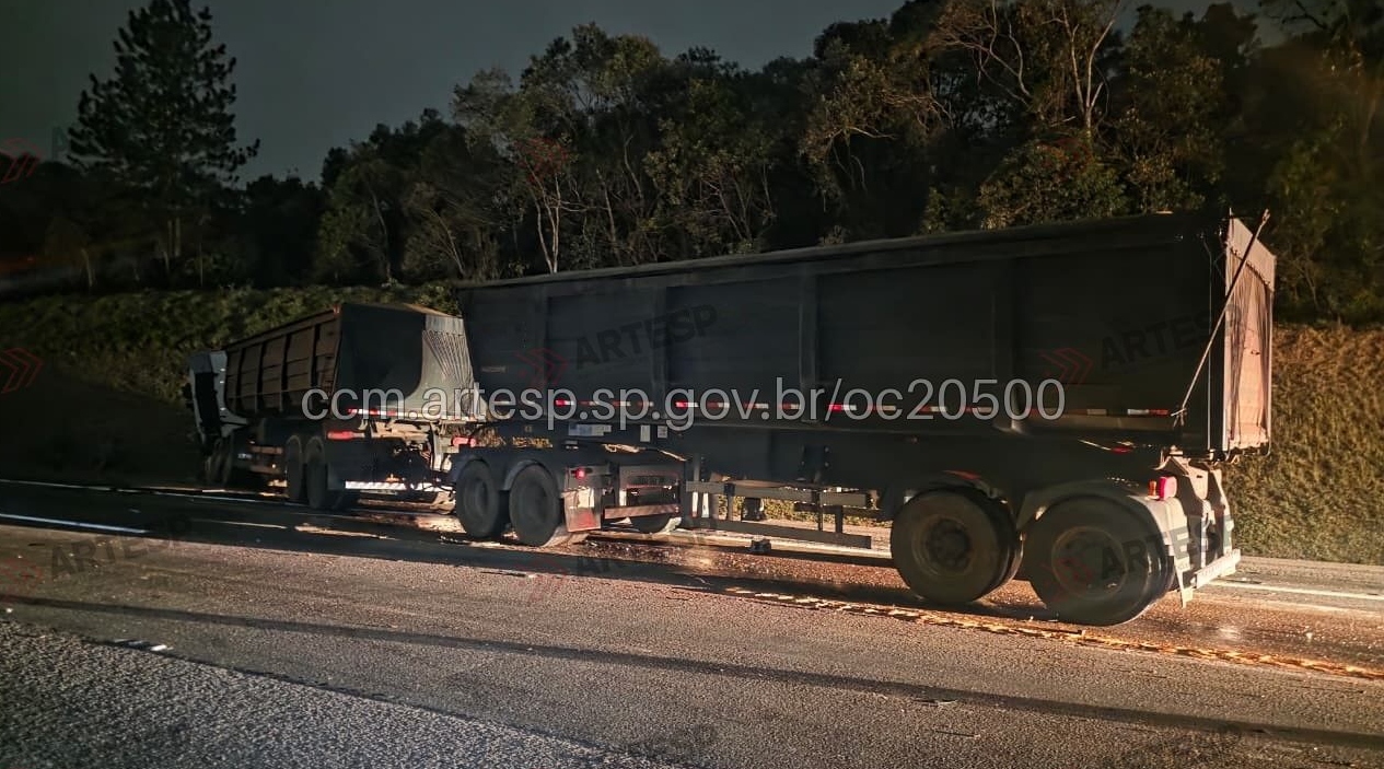 Bitrem colide em carreta e depois choca contra talude no Rodoanel, deixando o condutor ferido, em SP