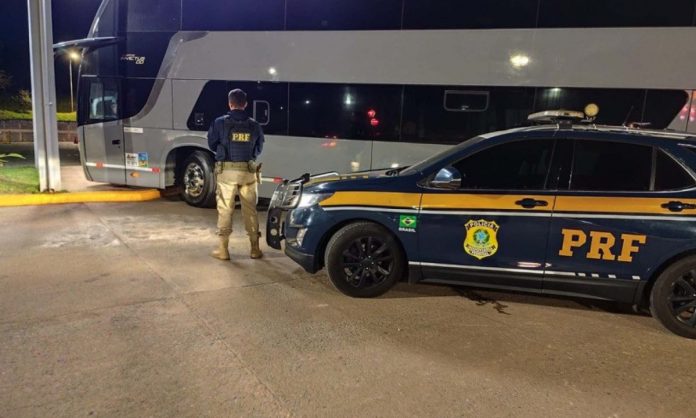 Ônibus com restrição judicial e adulteração é apreendido na BR-381/MG, em Perdões