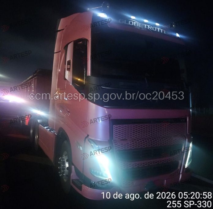 Carreta Volvo FH atropela e mata pedestre na Via Anhanguera, em Limeira (SP)