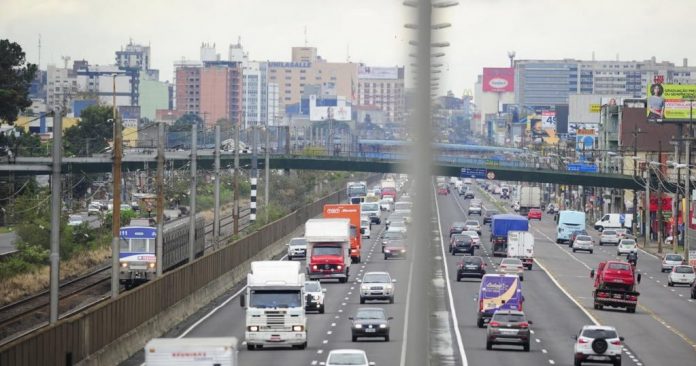 Rodovia BR-116 tem restrição de faixa neste sábado (15), em Canoas (RS) Rodovia BR-116 tem restrição de faixa neste sábado (15), em Canoas (RS)