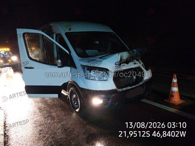 Van atropela bovino na SP-344 e deixa um ferido, em São João da Boa Vista Van atropela bovino na SP-344 e deixa um ferido, em São João da Boa Vista