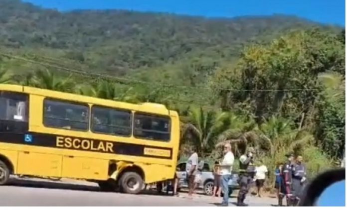 Acidente envolvendo moto e ônibus escolar deixa motoqueiro morto na Rio-Santos, em Ubatuba (SP)