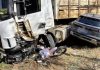 Carreta irregular invade contramão e colide com moto e carro na BR-174/MT matando radialista, em Cáceres Carreta irregular invade contramão e colide com moto e carro na BR-174/MT matando radialista, em Cáceres