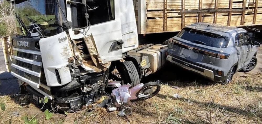 Carreta irregular invade contramão e colide com moto e carro na BR-174/MT matando radialista, em Cáceres Carreta irregular invade contramão e colide com moto e carro na BR-174/MT matando radialista, em Cáceres