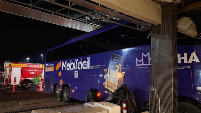 Ônibus da Penha invade restaurante na BR-116/SC e mata a gerente do posto, em Papanduva