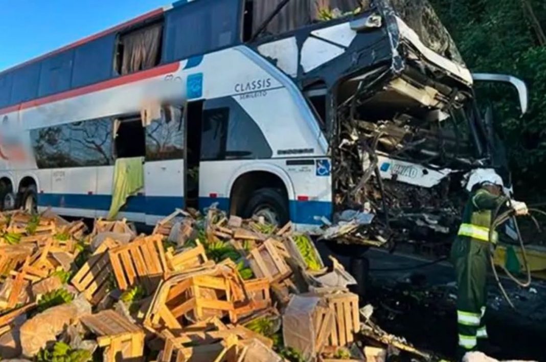 Caminhoneiro e motorista da Expresso União morrem em acidente na BR-116/MG, em Muriaé
