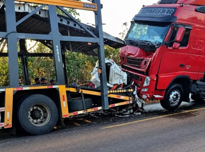 Acidente na BR-153/TO envolvendo carretas e carro deixa 2 mortes, entre Pugmil e Nova Rosalândia Acidente na BR-153/TO envolvendo carretas e carro deixa 2 mortes, entre Pugmil e Nova Rosalândia