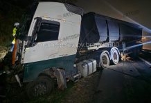 Bitrem colide em carreta e depois choca contra talude no Rodoanel, deixando o condutor ferido, em SP