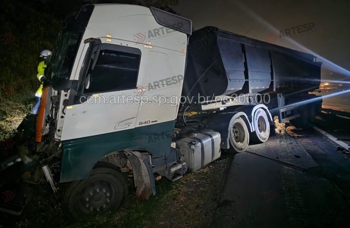 Bitrem colide em carreta e depois choca contra talude no Rodoanel, deixando o condutor ferido, em SP Bitrem colide em carreta e depois choca contra talude no Rodoanel, deixando o condutor ferido, em SP