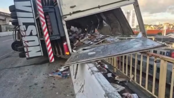 Caminhão tomba na BR-324/BA e carga de morangos é saqueada, em Salvador