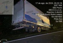 Caminhão sai da pista na Mogi-Bertioga e deixa dois feridos após motorista cochilar