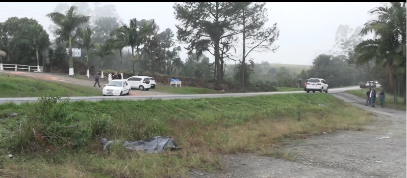 Irmãos morrem atropelados por utilitário em frente à residência na BR-470/SC, em Pouso Redondo
